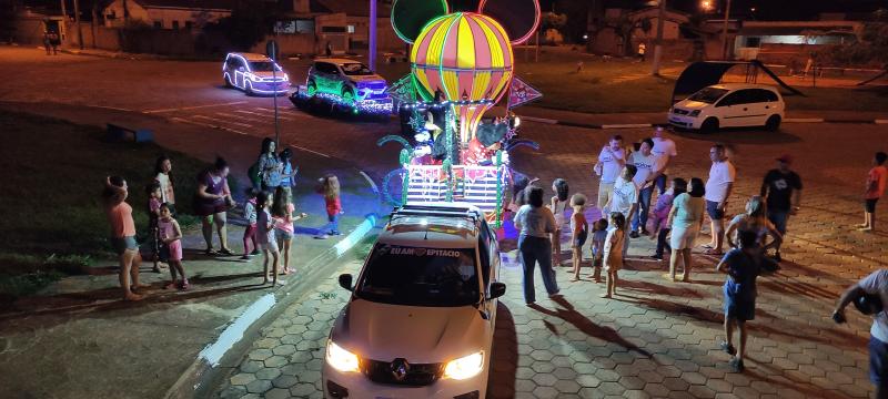 Caravana passa pelas ruas de Epitácio chamando para os desfiles natalinos que têm início hoje