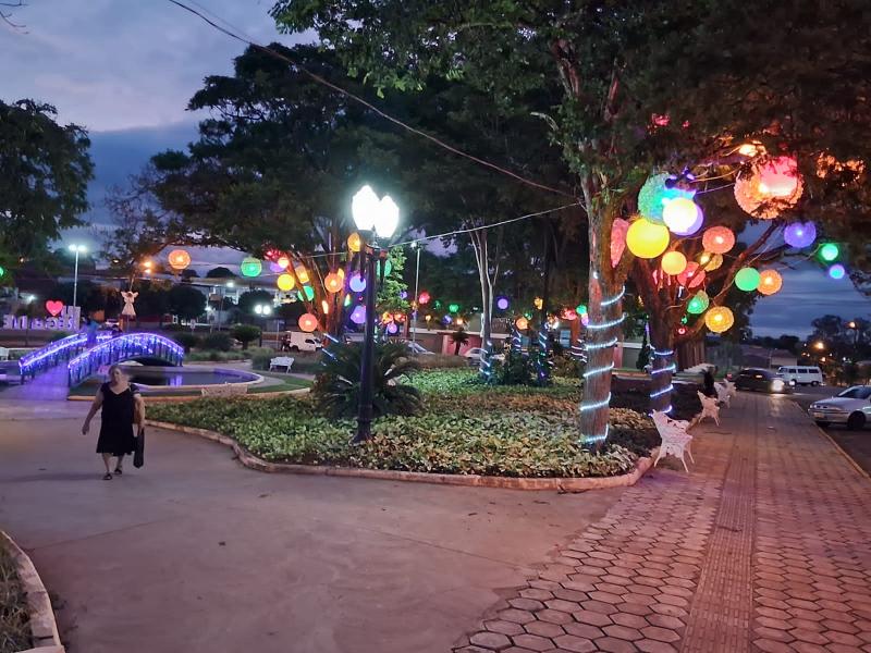 Principais ruas e avenidas de Regente já estão decoradas e iluminadas