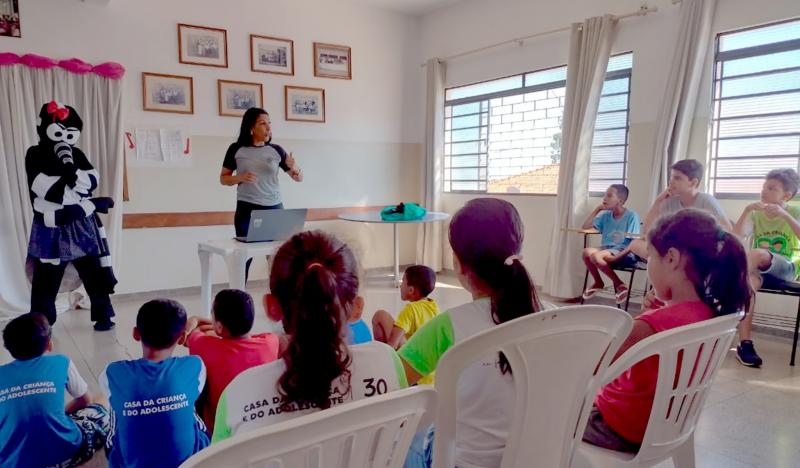 Alunos da escola Celestino Martins Padovan, idosos do CCI (Centro de Convivência do Idoso, crianças da Casa da Criança e do Adolescente participam de ações para prevenção e combate aos criadouros do mosquito transmissor da dengue