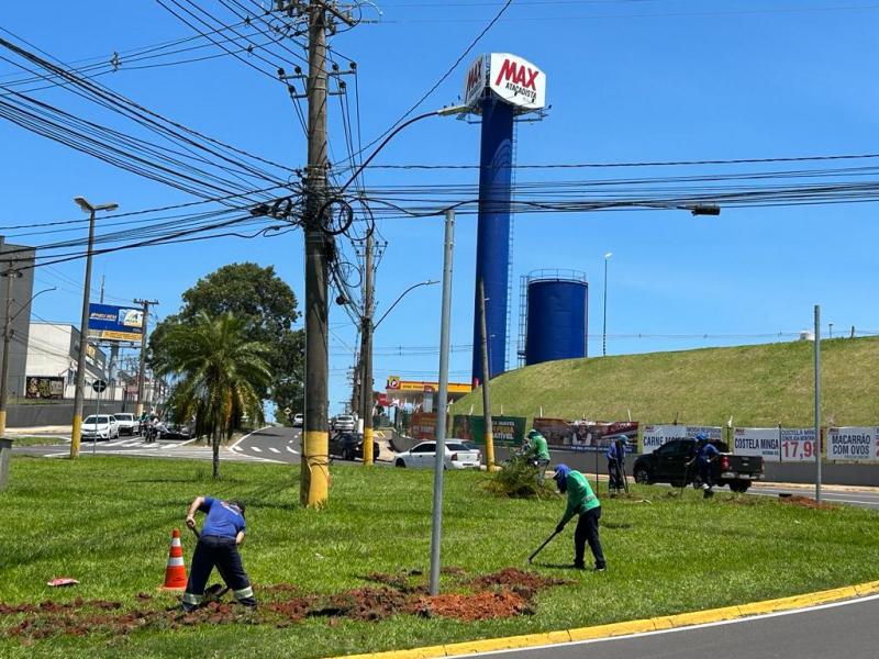 Rotatória recebe postes que serão bases para porta-focos no cruzamento semaforizado