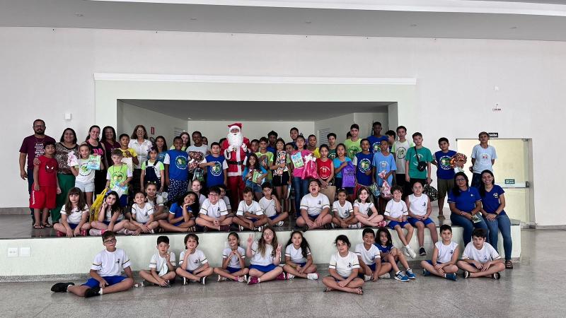 “Árvore da Solidariedade” da ACE de Pirapozinho reúne crianças e adolescentes