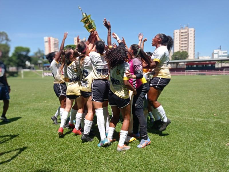 Meninas em Campo da Capital, campeãs da categoria Sub-17