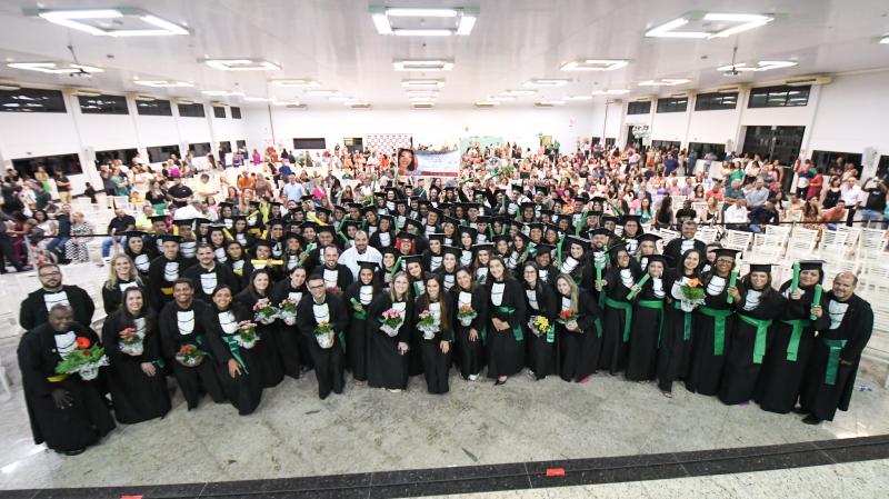 Formandos dos cursos Técnico em Enfermagem e Farmácia junto aos professores da Unoeste 