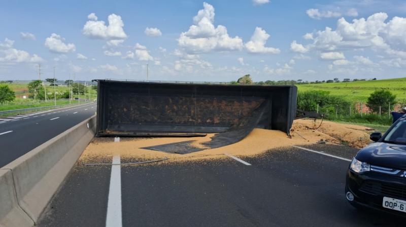 Semirreboque desacoplado tombou e carga de grãos se espalhou pela via, causando interdição do trecho sentido leste da SP-270, em Caiuá 
