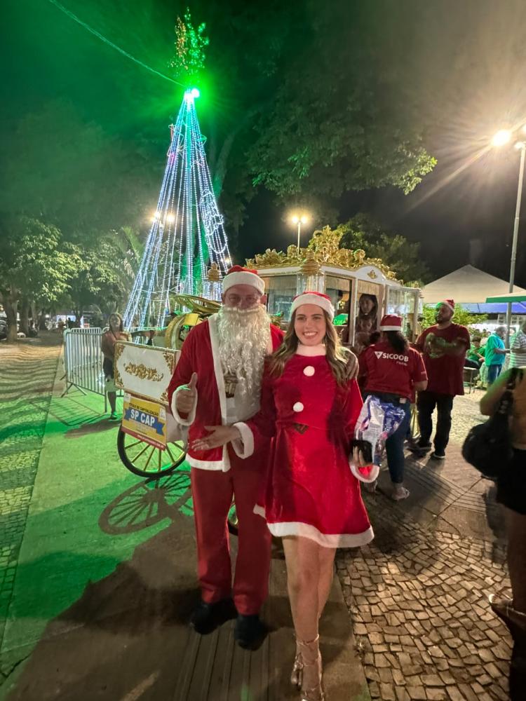 Chico Lombardi, de Papai Noel, e Tati Piovani, de Mamãe Noel, na Vila Natal do Calçadão