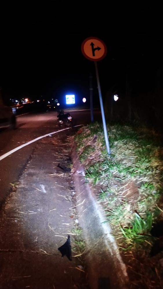 Neves conduzia motocicleta que bateu contra canaleta de águas pluviais e tombou