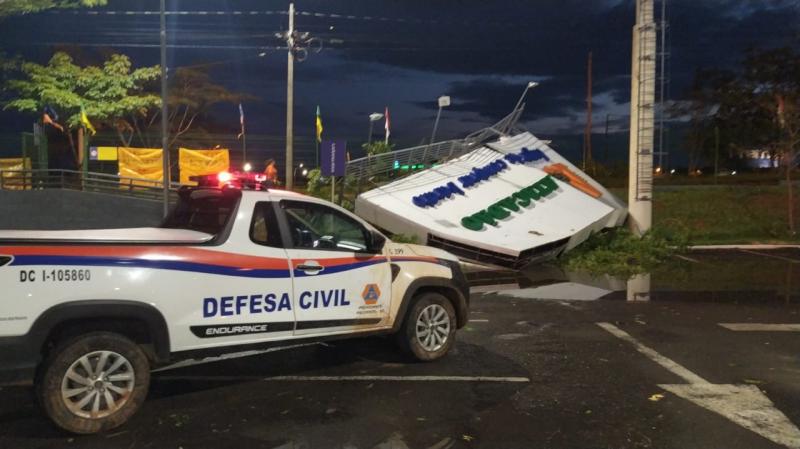 Temporal causou queda de placa de mercado atacadista no Jardim Monte Alto