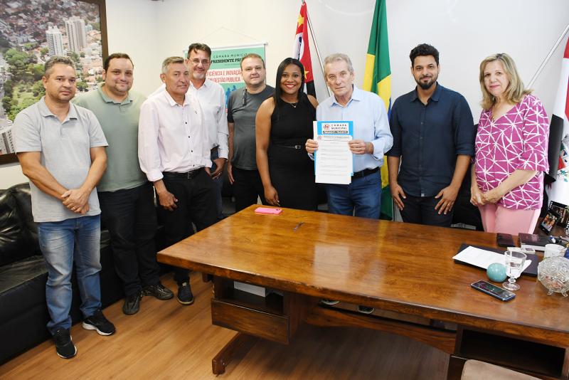 Ato contou com participação de vereadores e do prefeito Ed Thomas