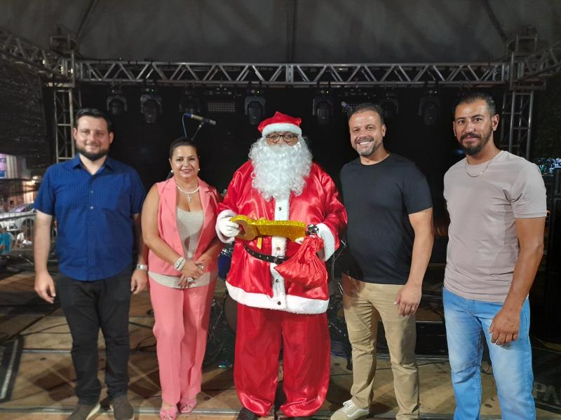 Papai Noel recebeu a chave da cidade de Pirapozinho e centenas de pessoas acompanharam esse momento