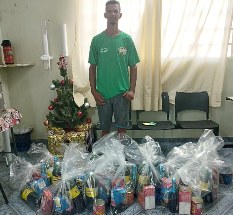 Trabalhadores da Acasa de Santo Anastácio recebem cesta para celebrar Natal