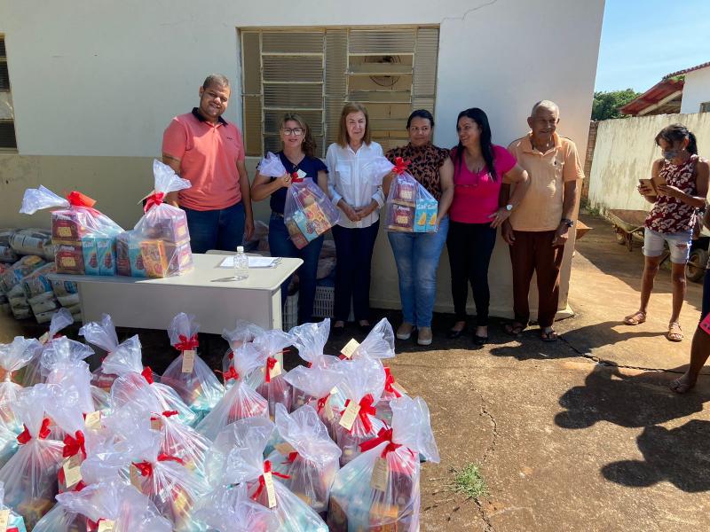Prefeita Jandira Sampaio Cavichini Gutierrez (PSD, de camisa branca) acompanhou entrega das cestas no distrito de Planalto do Sul