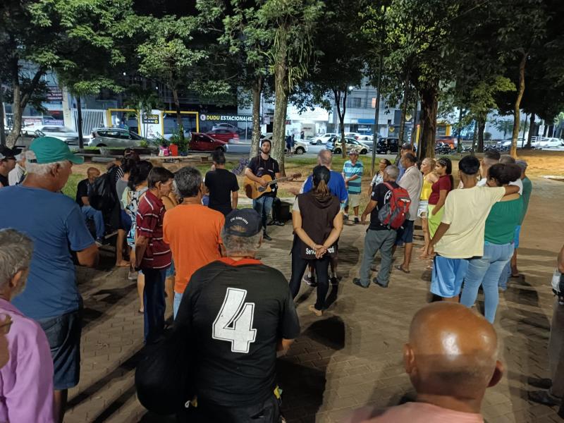 Servos da Misericórdia levou música aos moradores de rua na sexta retrasada e dia 29 terá missa