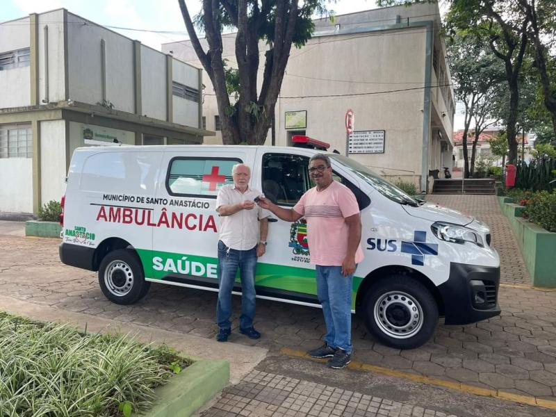 Prefeito Duca Bonilha com o chefe da frota de Santo Anastácio, Vagner Duran