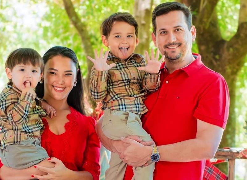 Dani Akemi com o esposo Sandro Martos e os filhos Sandrinho e Francisco