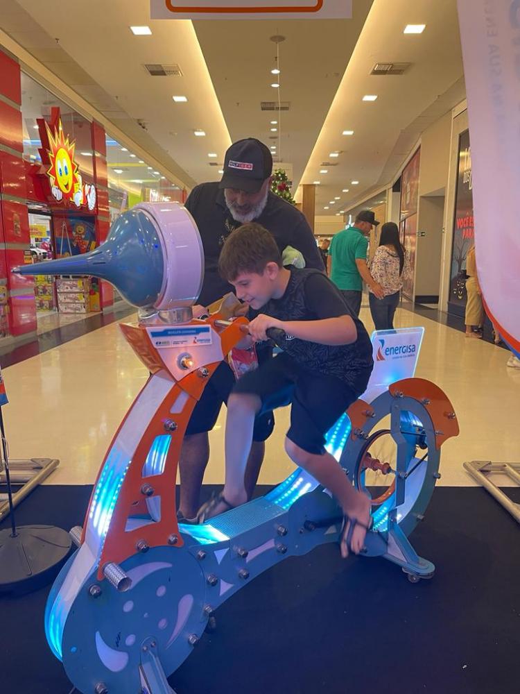 Visitantes podem pedalar em bicicleta geradora de energia elétrica