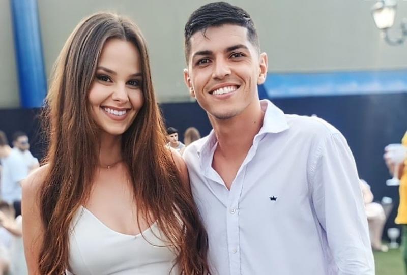 O cantor Vinícius Kota, que fez uma participação especial no evento, ao lado da sua mulher, a influencer Bruna Andrade