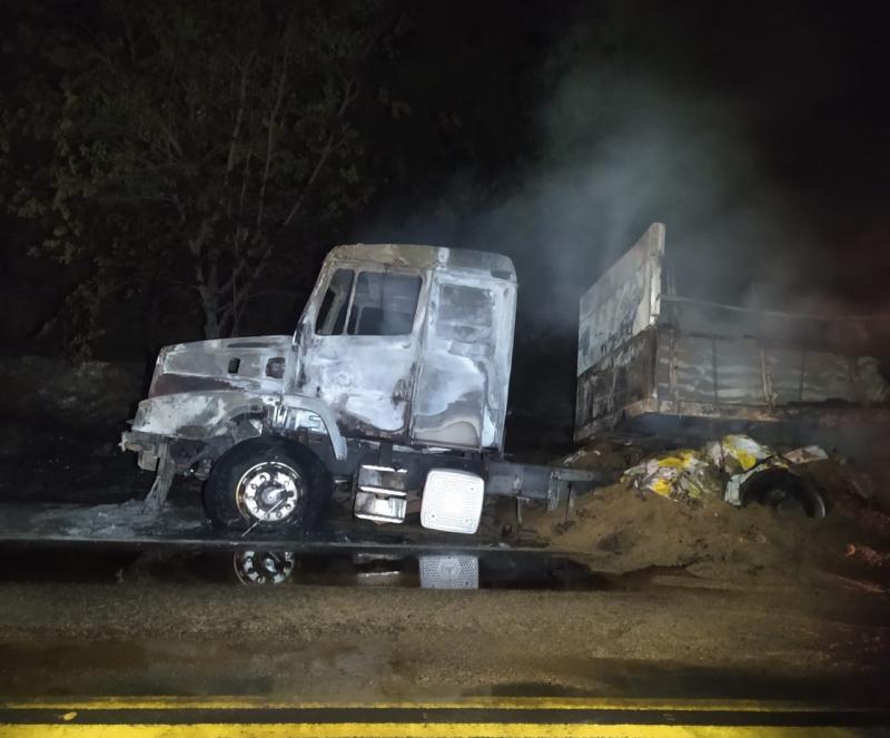 Veículos foram tomados por incêndio que começou em roda do eixo traseiro do caminhão trator