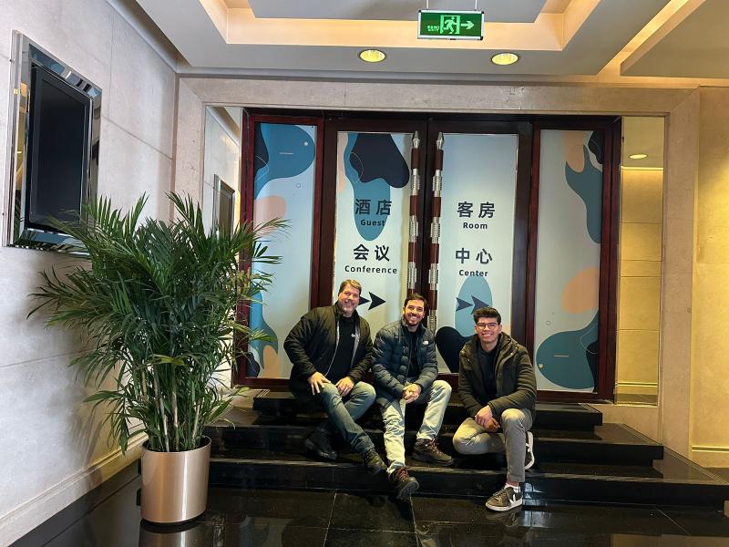 Ricardo Tangerino, founder da Foregon; Gustavo Marquini, CEO da Foregon; e Gabriel Duarte, head da Booster, em Pequim (China)