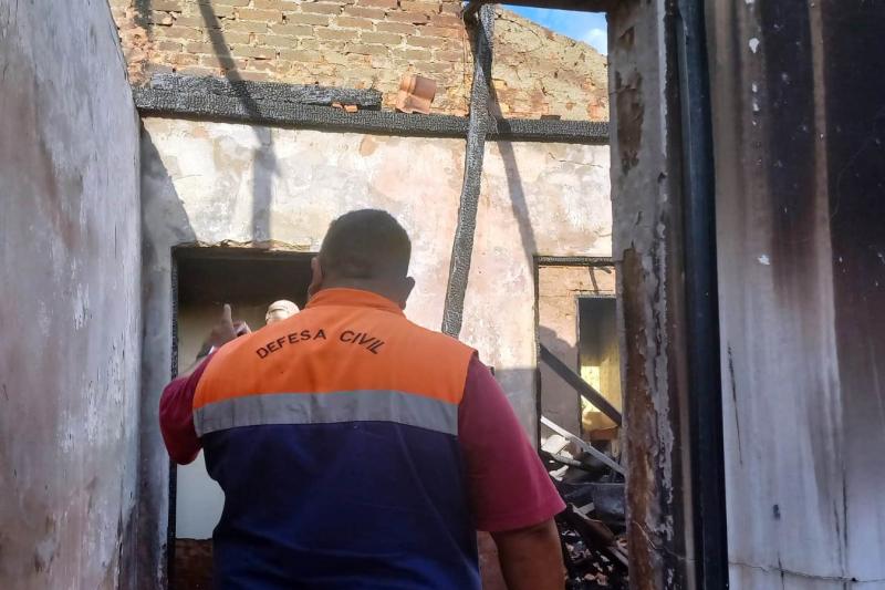 No domingo, incêndio de grandes proporções destruiu parte de residência no Jardim das Rosas