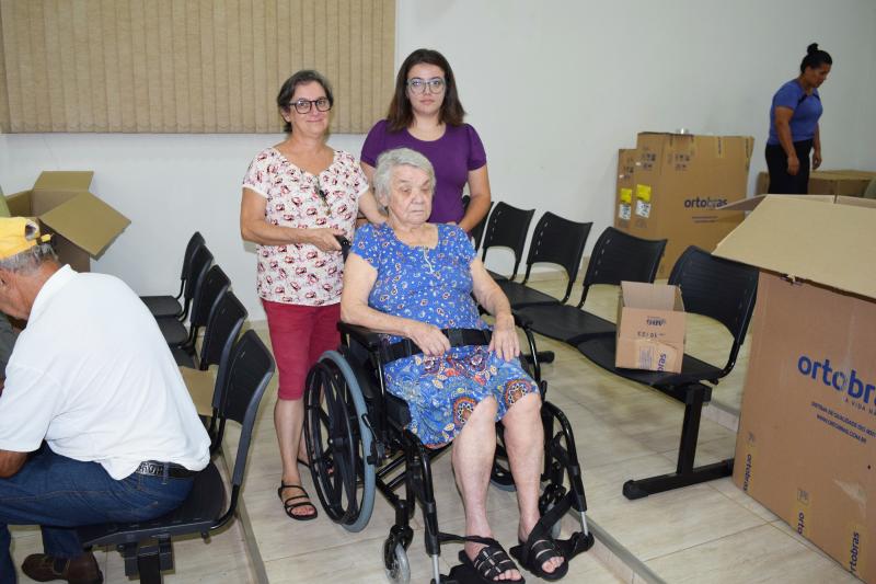 Em parceria com a Lumen Et Fides de Prudente, Prefeitura de Iepê entrega 40 cadeiras de rodas e banho aos usuários