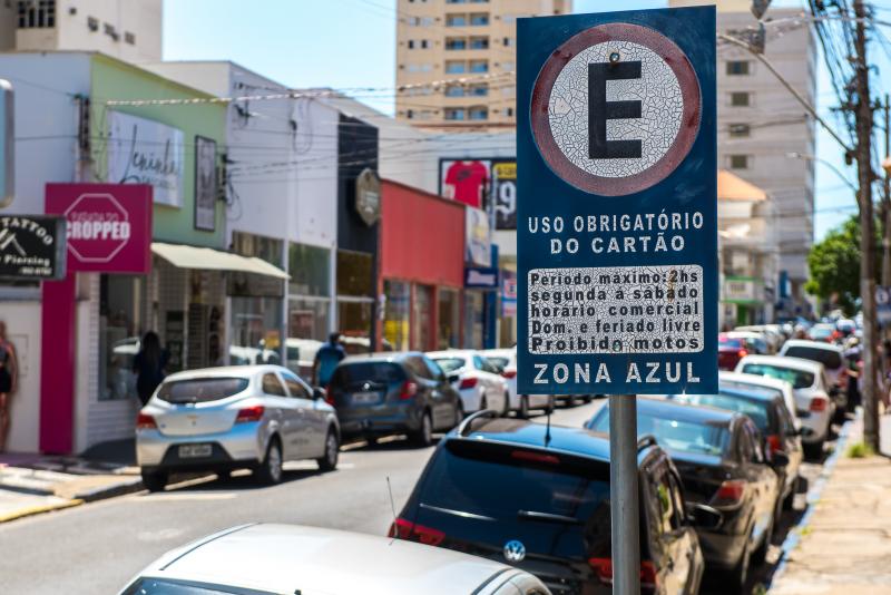 Cumprimento à Zona Azul garante estacionamento aos motoristas nas áreas de estacionamento rotativo e evita autuações