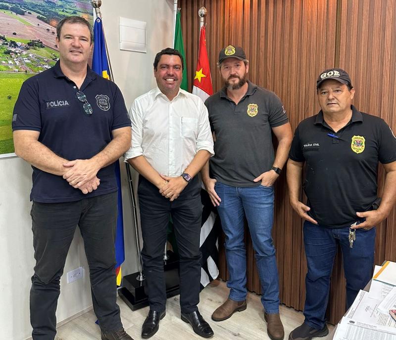 Novo delegado de Iepê, Cristiano Engel (à esq.) visita prefeito Murilo Nóbrega Campos