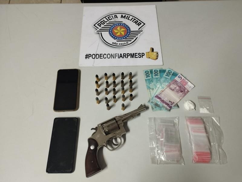 Arma, munições, saquinhos plásticos e porção de cocaína encontrados durante ocorrência foram apreendidos pela polícia