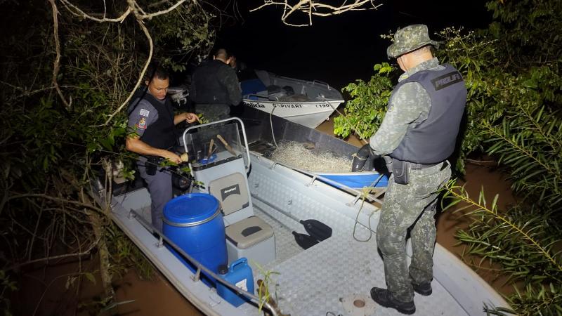 Policiais apreenderam barco que foi abandonado com motor ligado