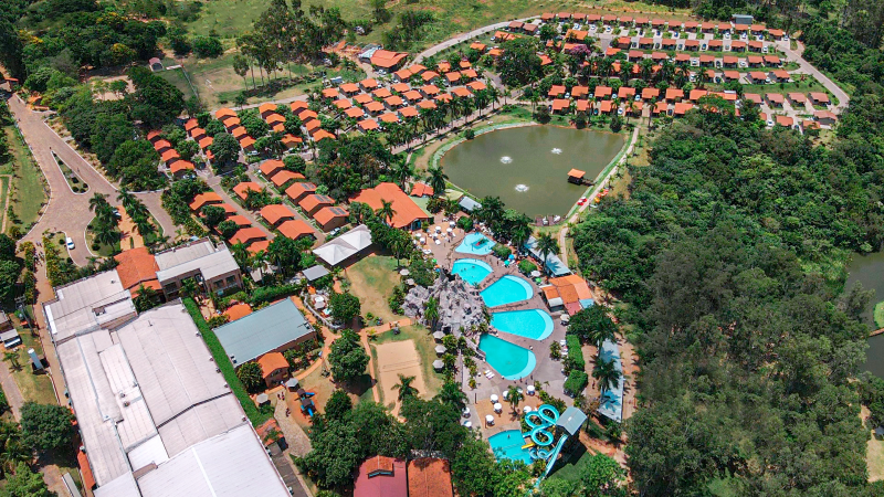 Imagem aérea da estrutura do Terra Parque Eco Resort