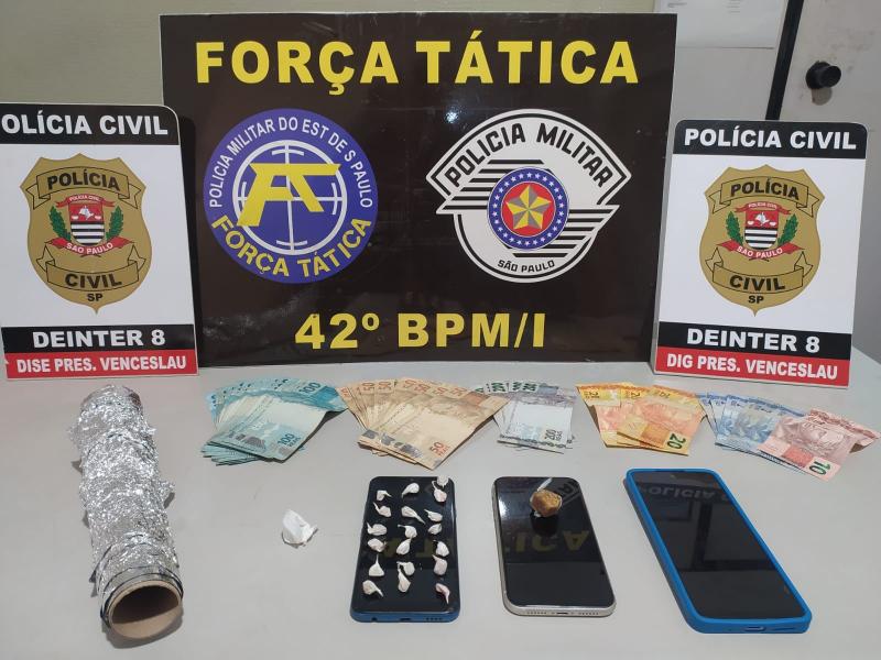 Acusados foram flagrados com 20 pedras de crack, três celulares e R$ 5.132,00