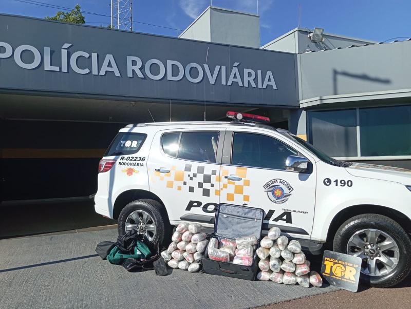 Segundo Polícia Rodoviária, os 50 pacotes da droga foram localizados em quatro bolsas