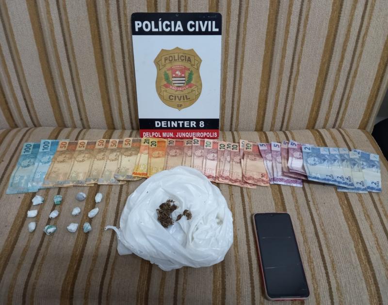 Na Vila Beatriz, acusada estava em posse de 13 porções de maconha, um celular e R$ 610