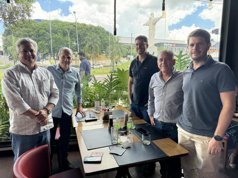 JORGE PIRES, EMPRESÁRIO DO MT, COM NUNO RAMOS, GUILHERME RAMOS E CARLOS ROBERTO DA SILVA, DA CONSTRIX, E THIAGO CONSTANTINO, DA PAUMA, ONTEM, NO RESTAURANTE BEEF COMPANY