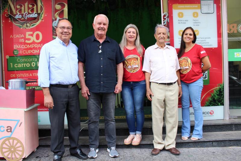 João Batista de Souza, da Sicoob Paulista, Ricardo Anderson, diretor da Acipp, Maria Eugênia Leandro, superintendente da Acipp, Vitalino Crellis, do Sincomércio, e Débora Martins, diretora comercial da Acipp