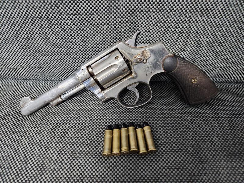 Revólver calibre 38 com seis munições foi encontrado debaixo do banco traseiro de carro