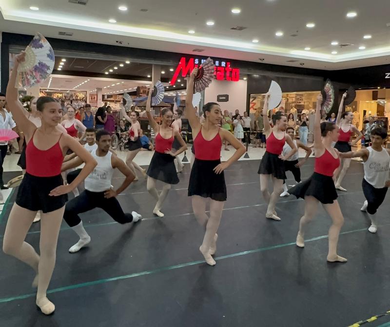 BAILARINOS DA PROMODANÇA EM POCKET SHOW, NO PARQUE SHOPPING