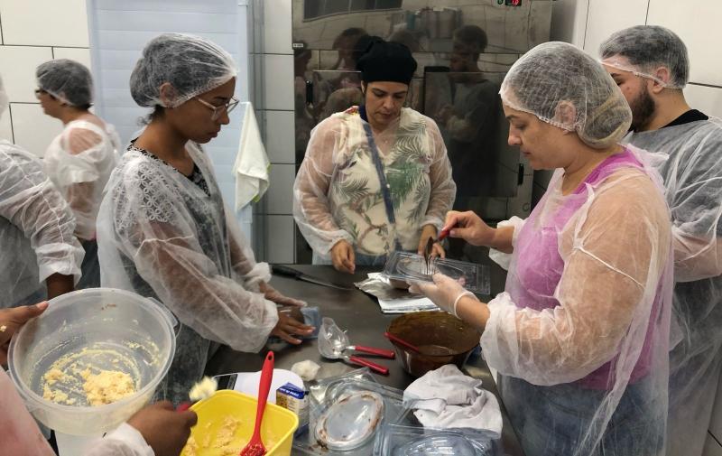 Ao todo, 15 pessoas participam do curso de Produção de ovos de Páscoa e bombons