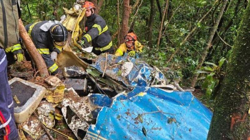 Aeronave caiu em área de mata, na região metropolitana de São Paulo