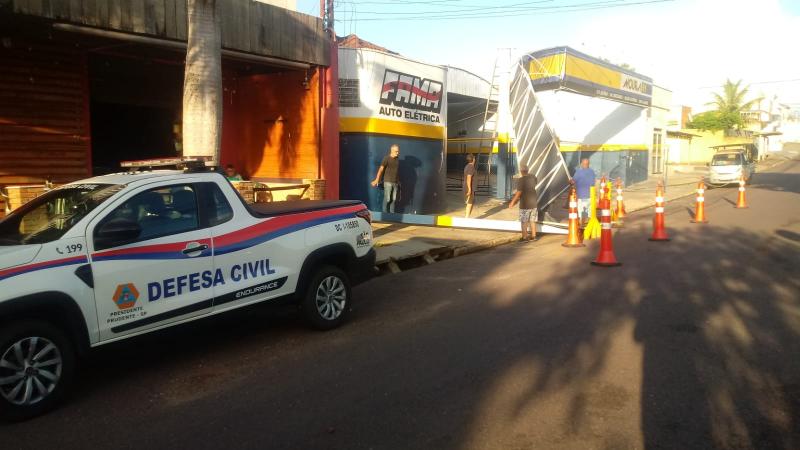 Defesa Civil atende ocorrência de queda de estrutura na Avenida Ana Jacinta, em Prudente