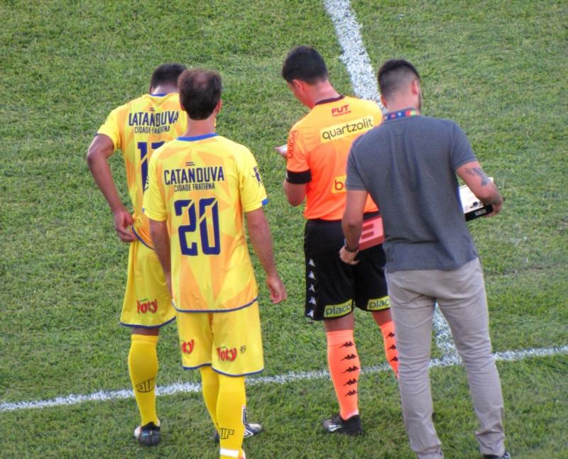 Fotógrafo Alex Cocão fez o registro das substituições do Catanduva que podem levar o duelo Grêmio Prudente 1 x 2 Santo a ser decidido nos tribunais  