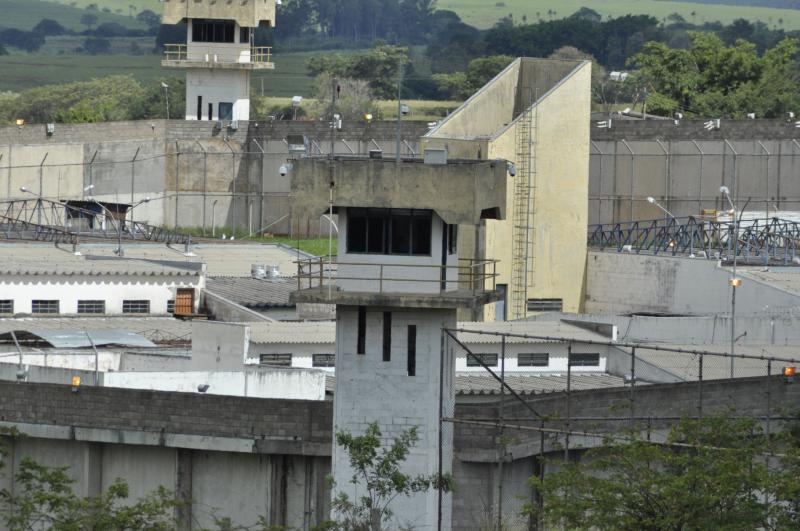Na Penitenciária de Junqueirópolis, policiais penais apreenderam drogas, estimulantes sexuais e chip de celular