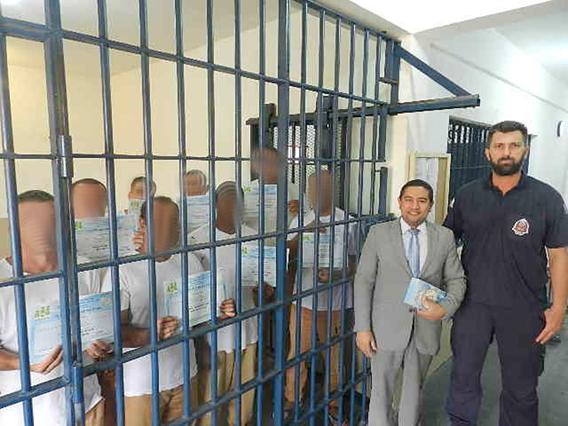 Pastor e diretor de Segurança e Disciplina entregam certificados de batismo aos encarcerados