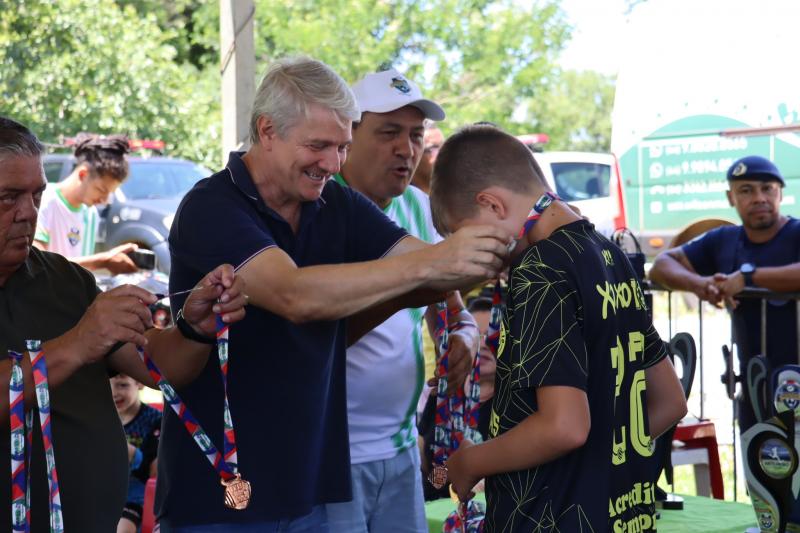 Prefeito Marcos Slobodticov entrega medalhas aos participantes da Copa Mercosul de Futebol