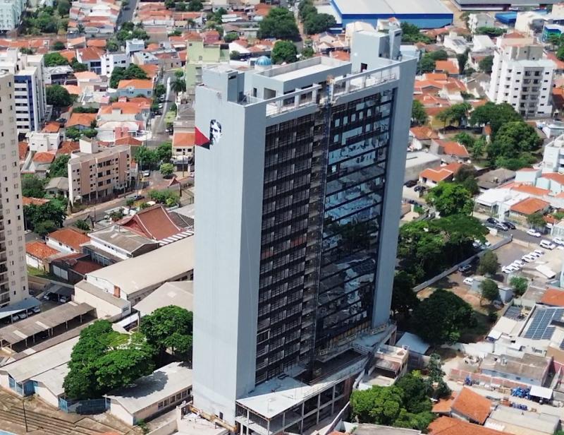 Cerca de 300 latas de tinta em spray serão utilizadas na obra de arte urbana