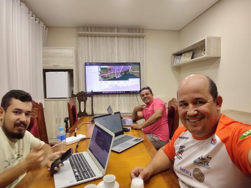 Jurandir Lima, Fabinho da Fortcar e Rafael Medeiros reunidos no primeiro encontro para elaborar a Rota Ciclística do Pontal Paulista