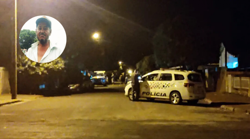 Policiamento foi acionado por vizinhos, depois que estes sentiram um mal cheiro vindo da casa de Cardoso