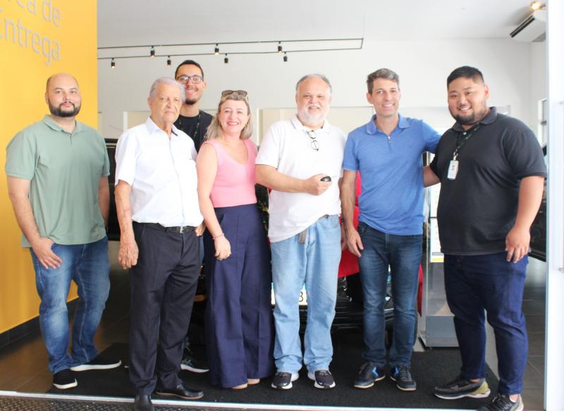 VITOR SOUZA E IGHOR CORBARI, DA ACIPP, VITALINO CRELIS, DO SINCOMERCIO, MARIA EUGÊNIA LEANDRO, DA ACIPP, BENEDITO BORGES JUNIOR, GANHADOR DO CARRO, E RAUL AUDI E BRENO MATSUDA, DA ACIPP