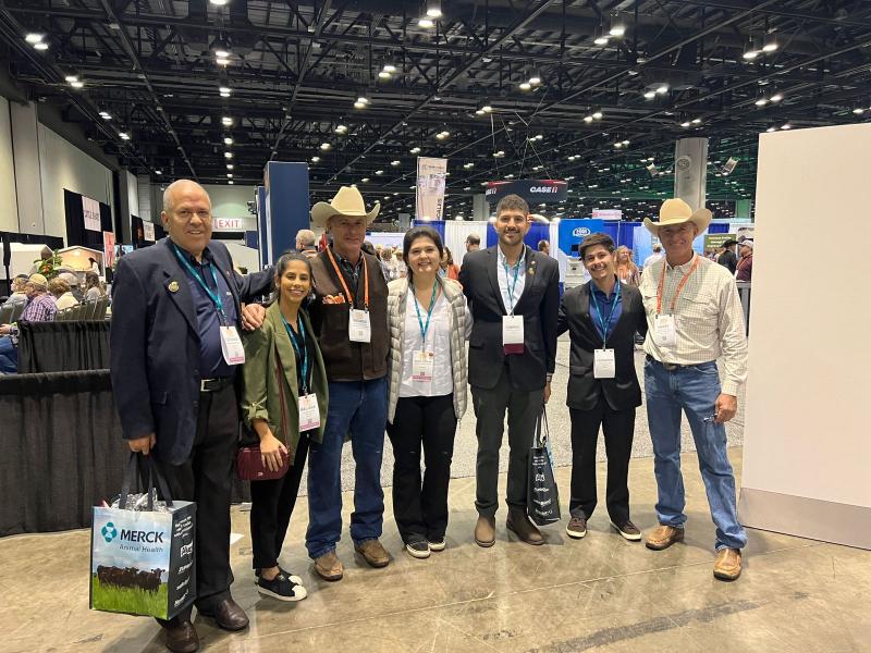 JOÃO GABRIEL CARVALHO: FERNANDO CARVALHO (MÉD. VET), MELISSA CERISE (DIRETORA), GEORGE KEMPFER (KEMPFER RANCH), MARIA SAMMI (DIRETORA), JOÃO GABRIEL CARVALHO (MÉD. VET.) LEONARDO CERISE (DIRETOR) HENRY KEMPFER (KEMPFER RANCH)