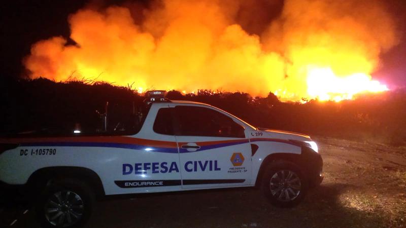 No fim de semana, bombeiros e Defesa Civil combateram chamas em diversas ocorrências
