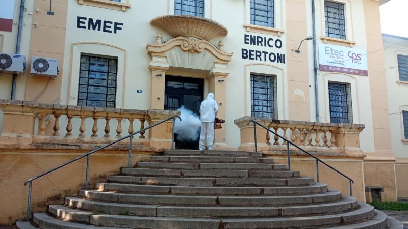 Agentes de Combate a Endemias fazem nebulização em escolas e creches para combater potenciais focos do Aedes